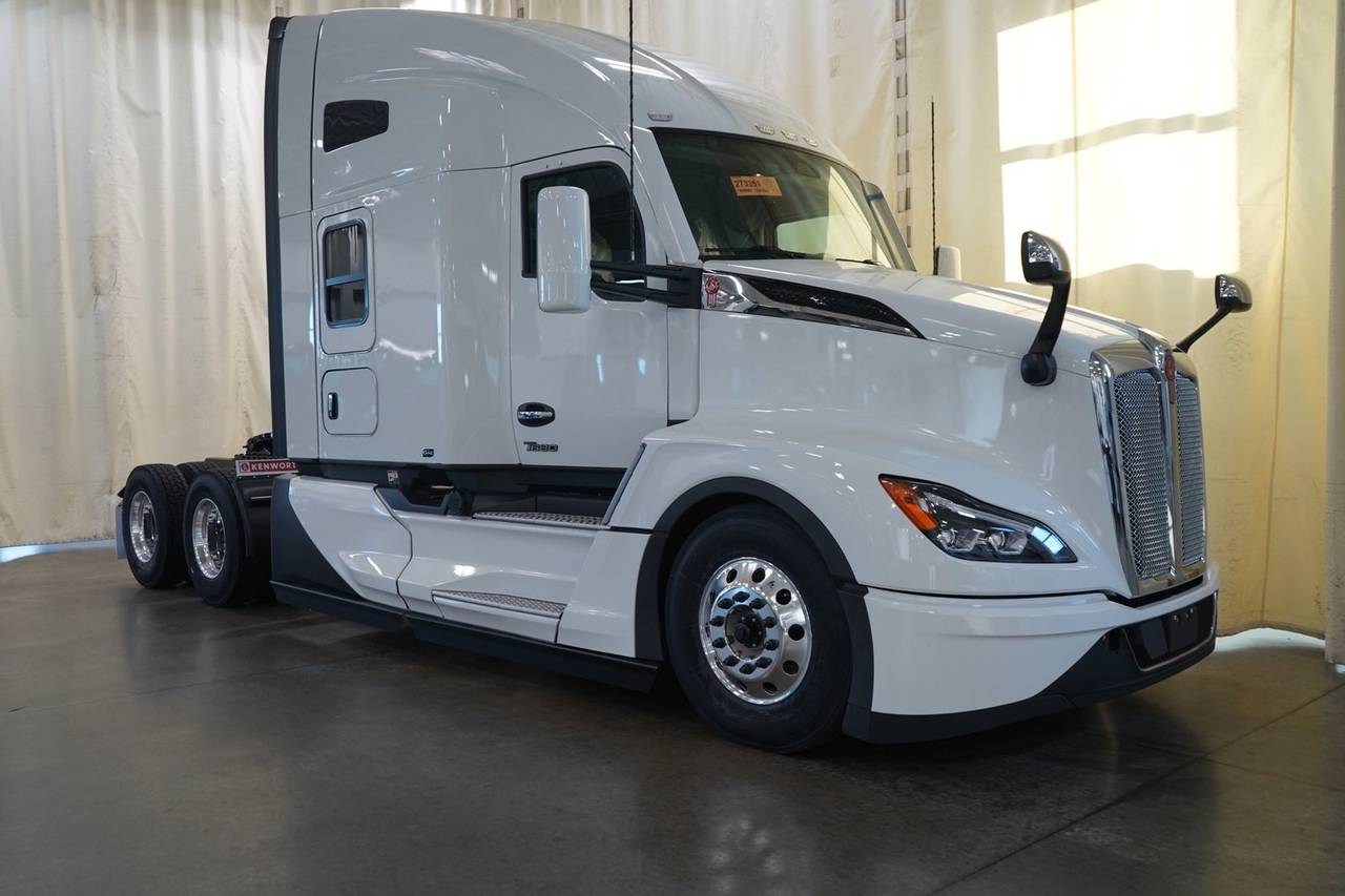 2027 Kenworth T680 76" Raised Roof Sleeper, exterior photo 1