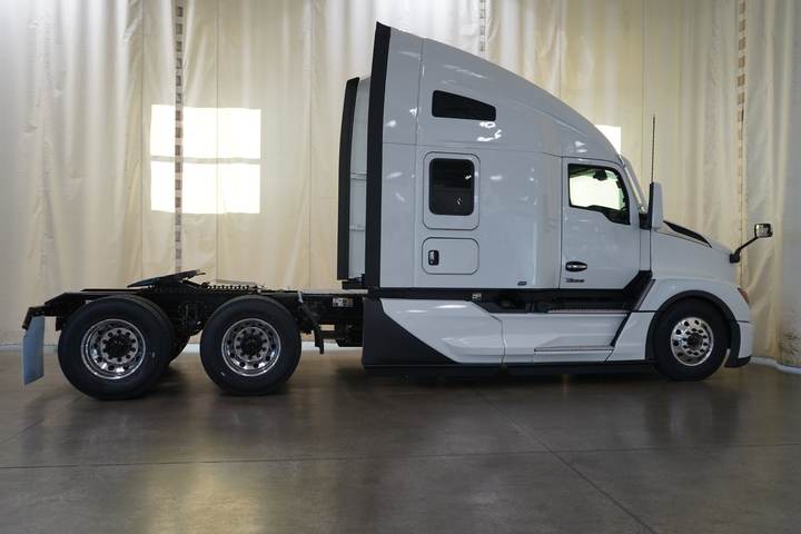 2027 Kenworth T680 76" Raised Roof Sleeper, exterior photo 3