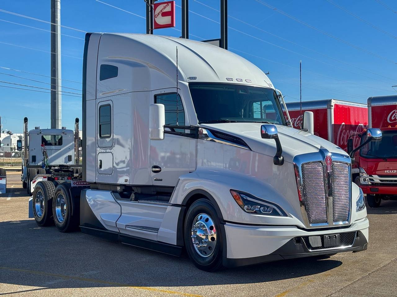 2027 Kenworth T680 76" Raised Roof Sleeper, exterior photo 1