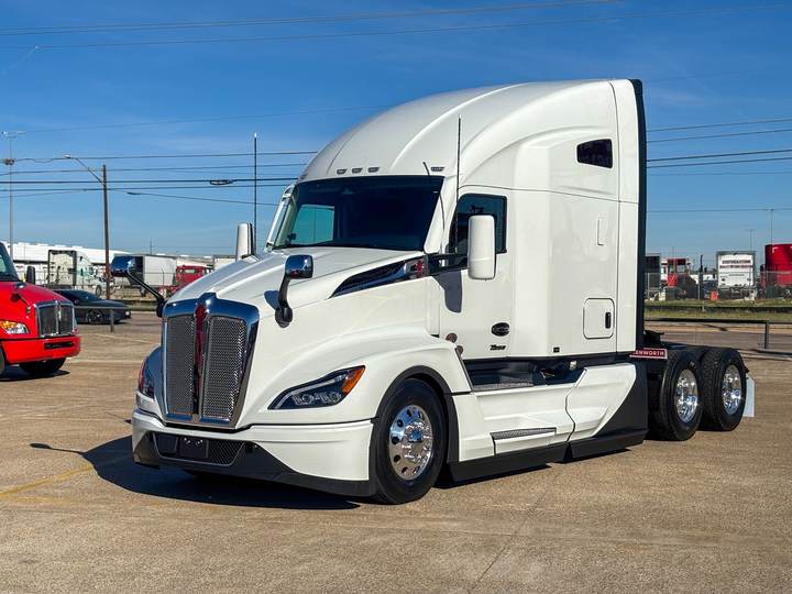 2027 Kenworth T680 76" Raised Roof Sleeper, exterior photo 2