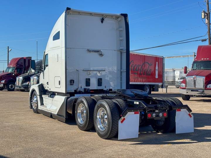 2027 Kenworth T680 76" Raised Roof Sleeper, exterior photo 4