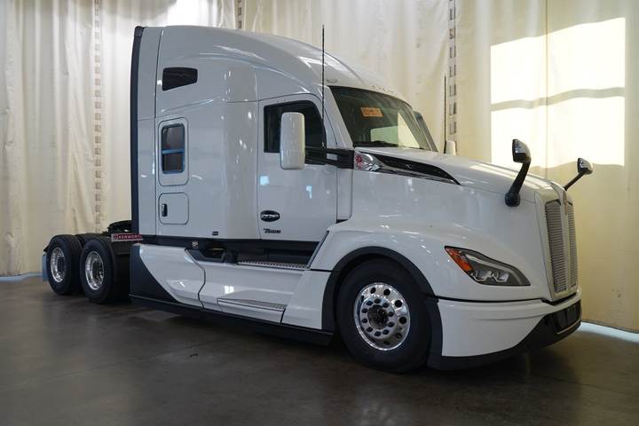 2027 Kenworth T680 76" Raised Roof Sleeper, exterior photo 1