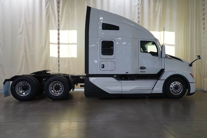 2027 Kenworth T680 76" Raised Roof Sleeper, exterior photo 2