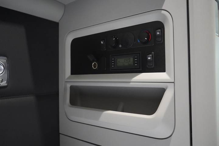 2027 Kenworth T680 76" Raised Roof Sleeper, interior photo 4