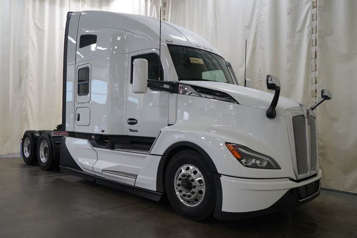 2027 Kenworth T680 76" Raised Roof Sleeper, exterior photo 1