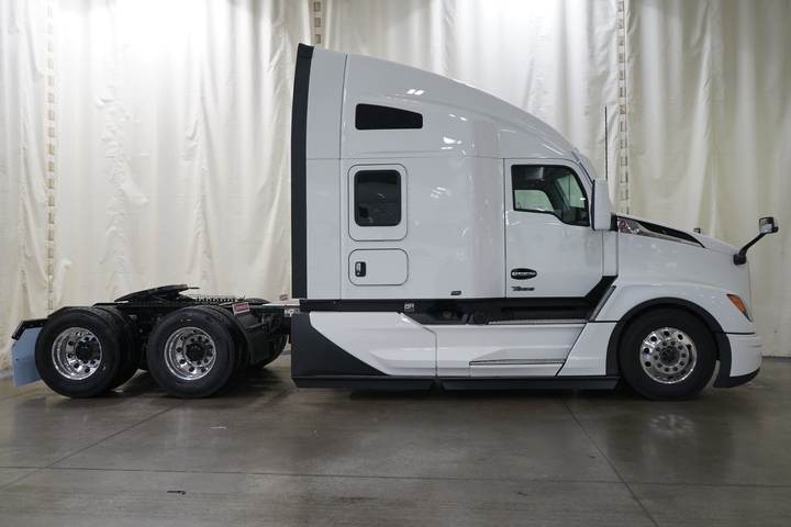 2027 Kenworth T680 76" Raised Roof Sleeper, exterior photo 3