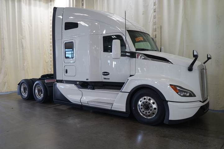 2027 Kenworth T680 76" Raised Roof Sleeper, exterior photo 1