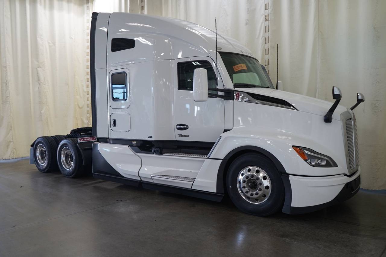 2027 Kenworth T680 76" Raised Roof Sleeper, exterior photo 1