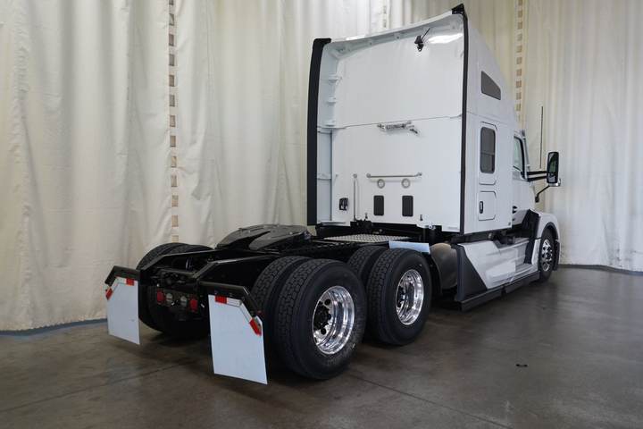 2027 Kenworth T680 76" Raised Roof Sleeper, exterior photo 3