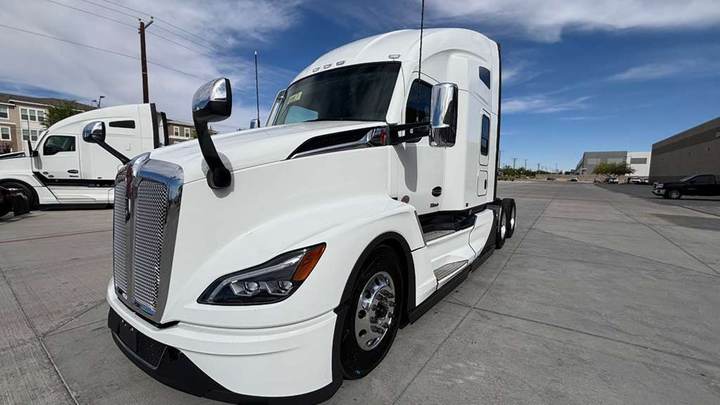 2027 Kenworth T680 76" Raised Roof Sleeper, exterior photo 2