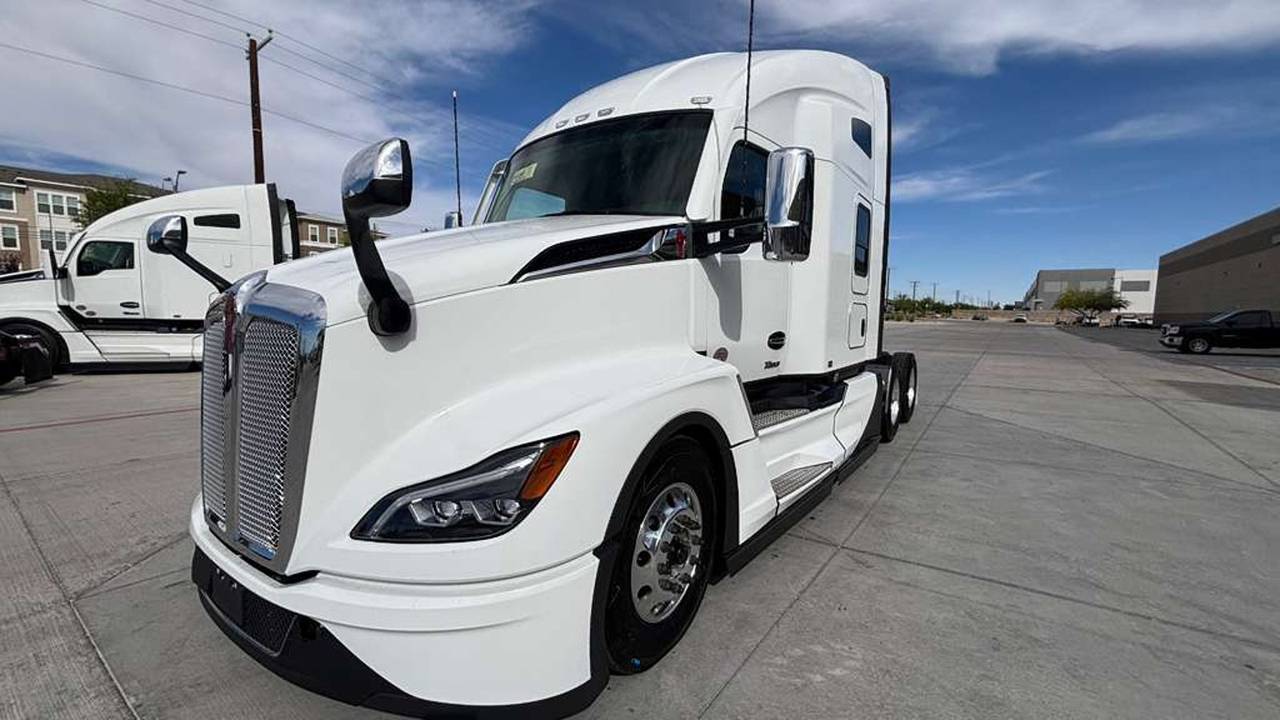2027 Kenworth T680 76" Raised Roof Sleeper, exterior photo 2
