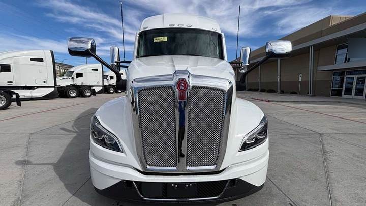 2027 Kenworth T680 76" Raised Roof Sleeper, exterior photo 3