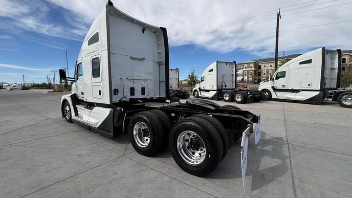 2027 Kenworth T680 76" Raised Roof Sleeper, exterior photo 5