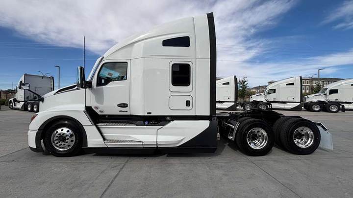 2027 Kenworth T680 76" Raised Roof Sleeper, exterior photo 6