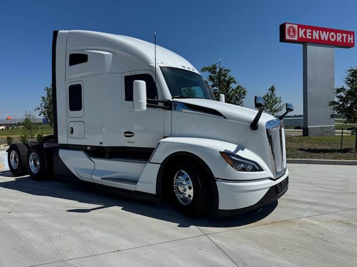 2027 Kenworth T680 76" Raised Roof Sleeper, exterior photo 1