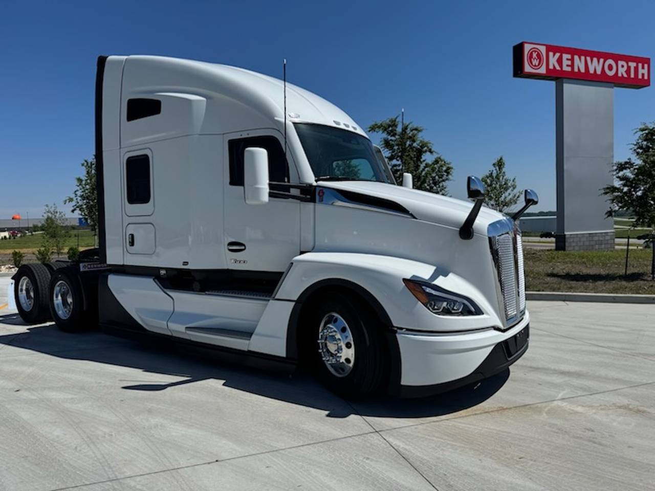 2027 Kenworth T680 76" Raised Roof Sleeper, exterior photo 1