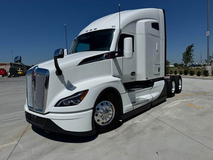 2027 Kenworth T680 76" Raised Roof Sleeper, exterior photo 2