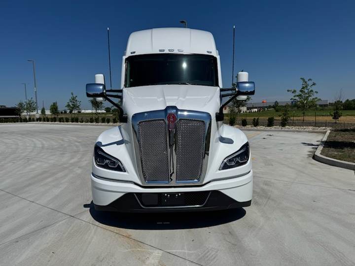2027 Kenworth T680 76" Raised Roof Sleeper, exterior photo 3