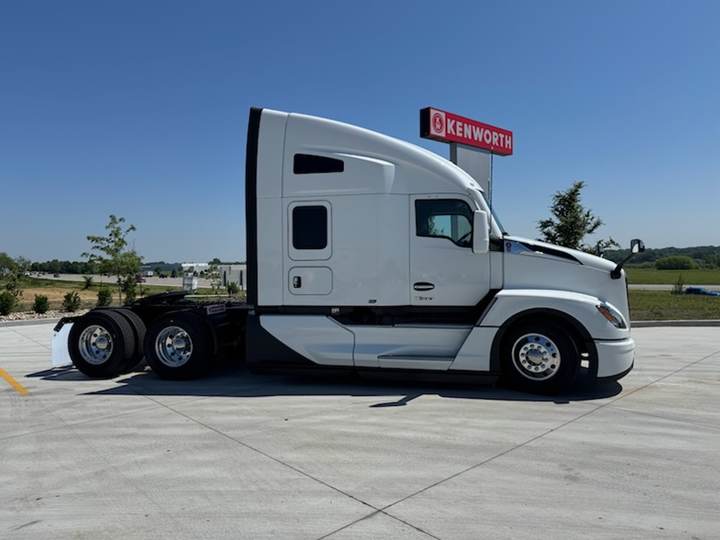 2027 Kenworth T680 76" Raised Roof Sleeper, exterior photo 4
