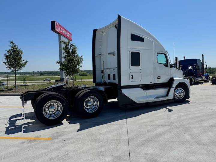 2027 Kenworth T680 76" Raised Roof Sleeper, exterior photo 5