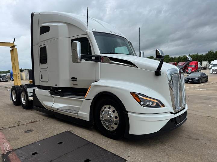 2027 Kenworth T680 76" Raised Roof Sleeper, exterior photo 1