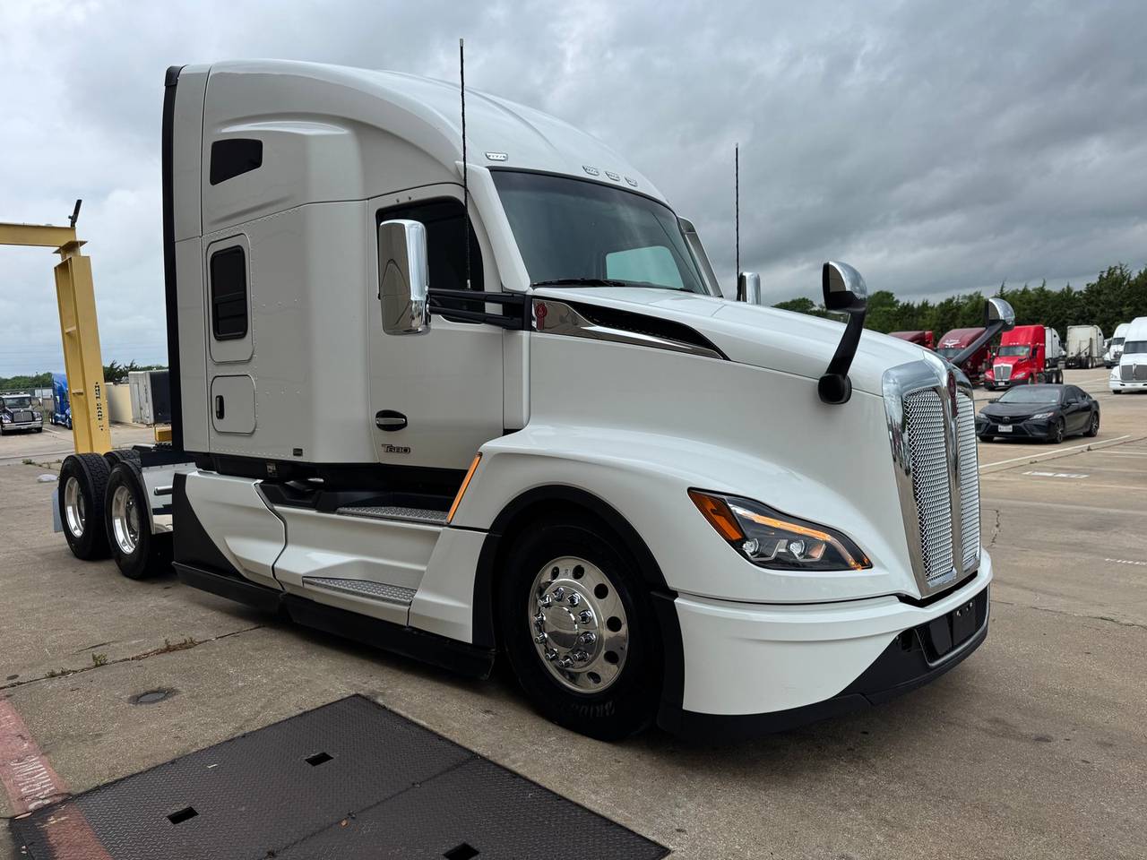 2027 Kenworth T680 76" Raised Roof Sleeper, exterior photo 1