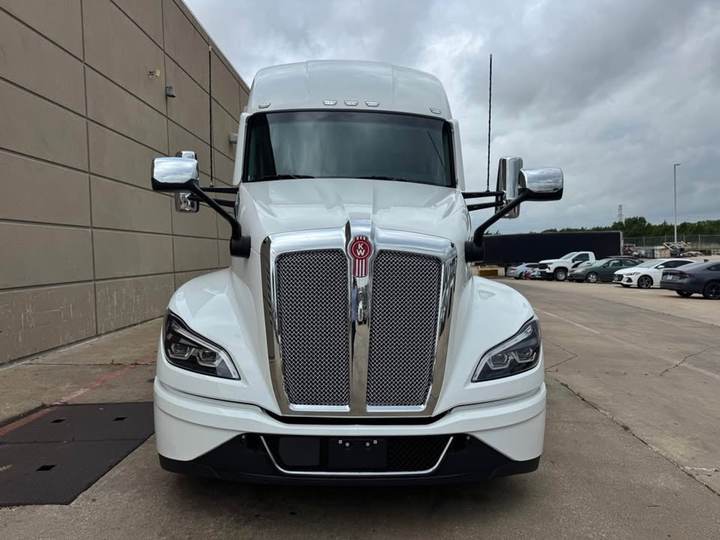 2027 Kenworth T680 76" Raised Roof Sleeper, exterior photo 2