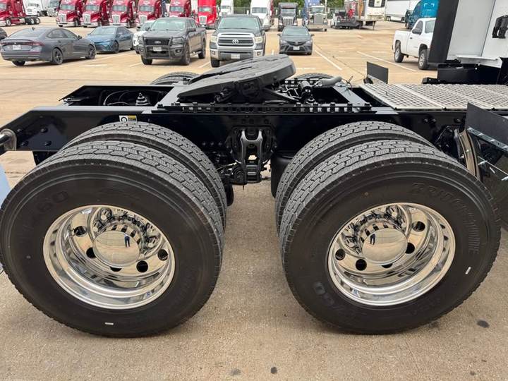 2027 Kenworth T680 76" Raised Roof Sleeper, exterior photo 3