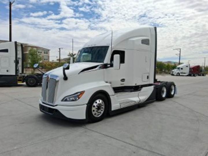 2027 Kenworth T680 76" Raised Roof Sleeper, exterior photo 2