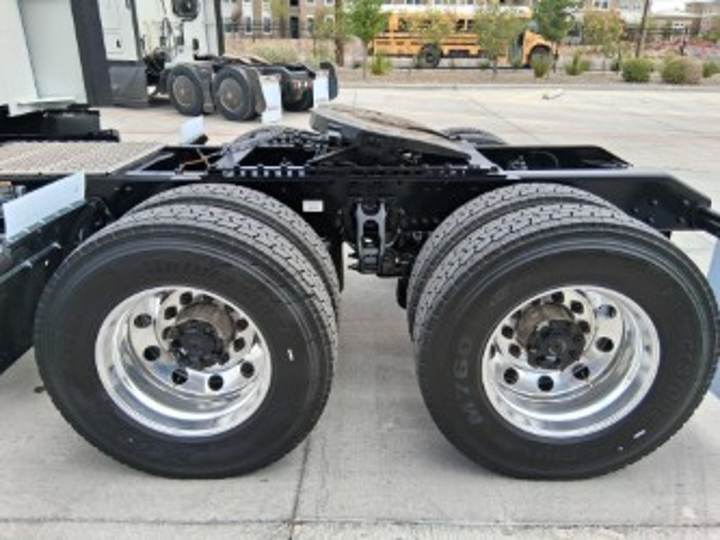 2027 Kenworth T680 76" Raised Roof Sleeper, exterior photo 3