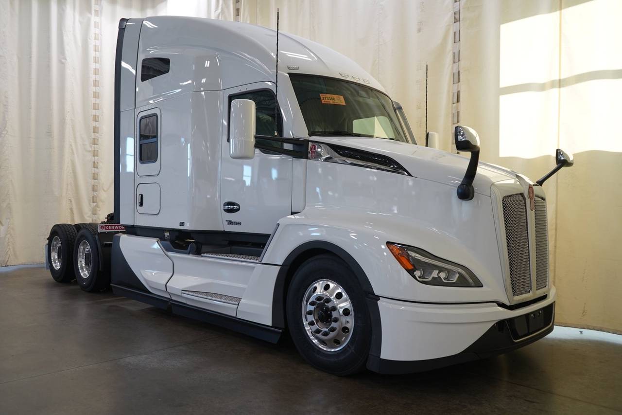 2027 Kenworth T680 76" Raised Roof Sleeper, exterior photo 1