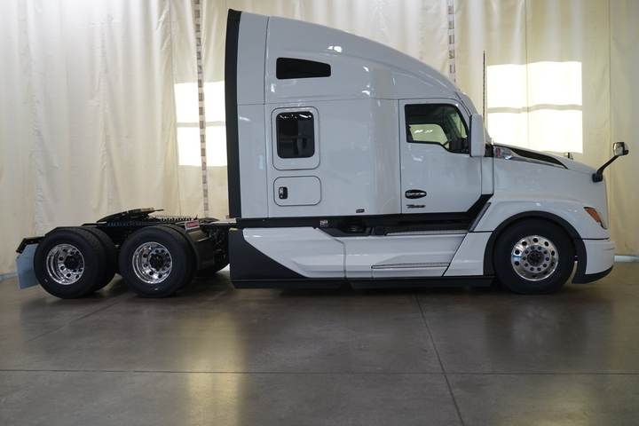 2027 Kenworth T680 76" Raised Roof Sleeper, exterior photo 3