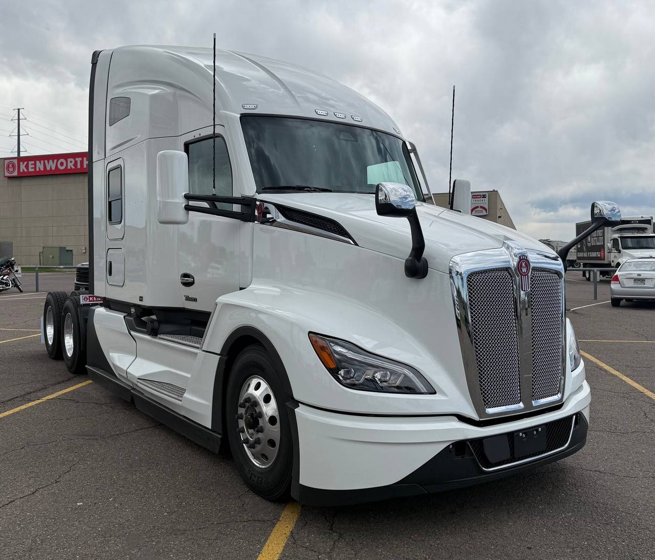 2027 Kenworth T680 76" Raised Roof Sleeper, exterior photo 1