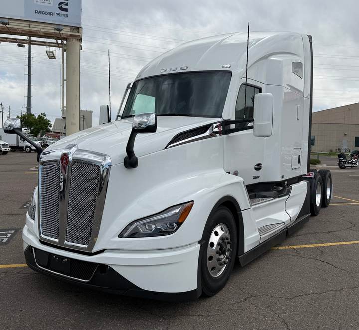 2027 Kenworth T680 76" Raised Roof Sleeper, exterior photo 2
