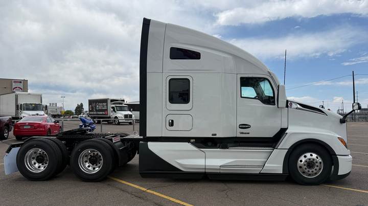 2027 Kenworth T680 76" Raised Roof Sleeper, exterior photo 3