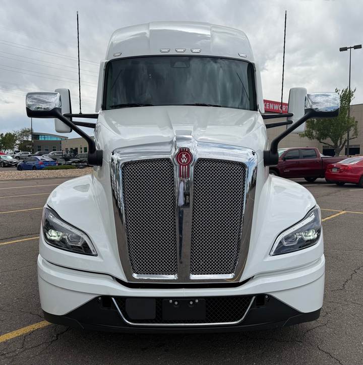 2027 Kenworth T680 76" Raised Roof Sleeper, exterior photo 4