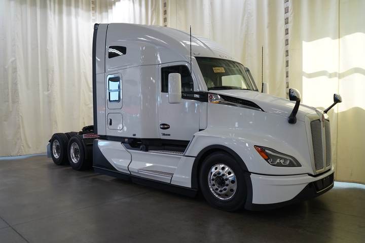 2027 Kenworth T680 76" Raised Roof Sleeper, exterior photo 1