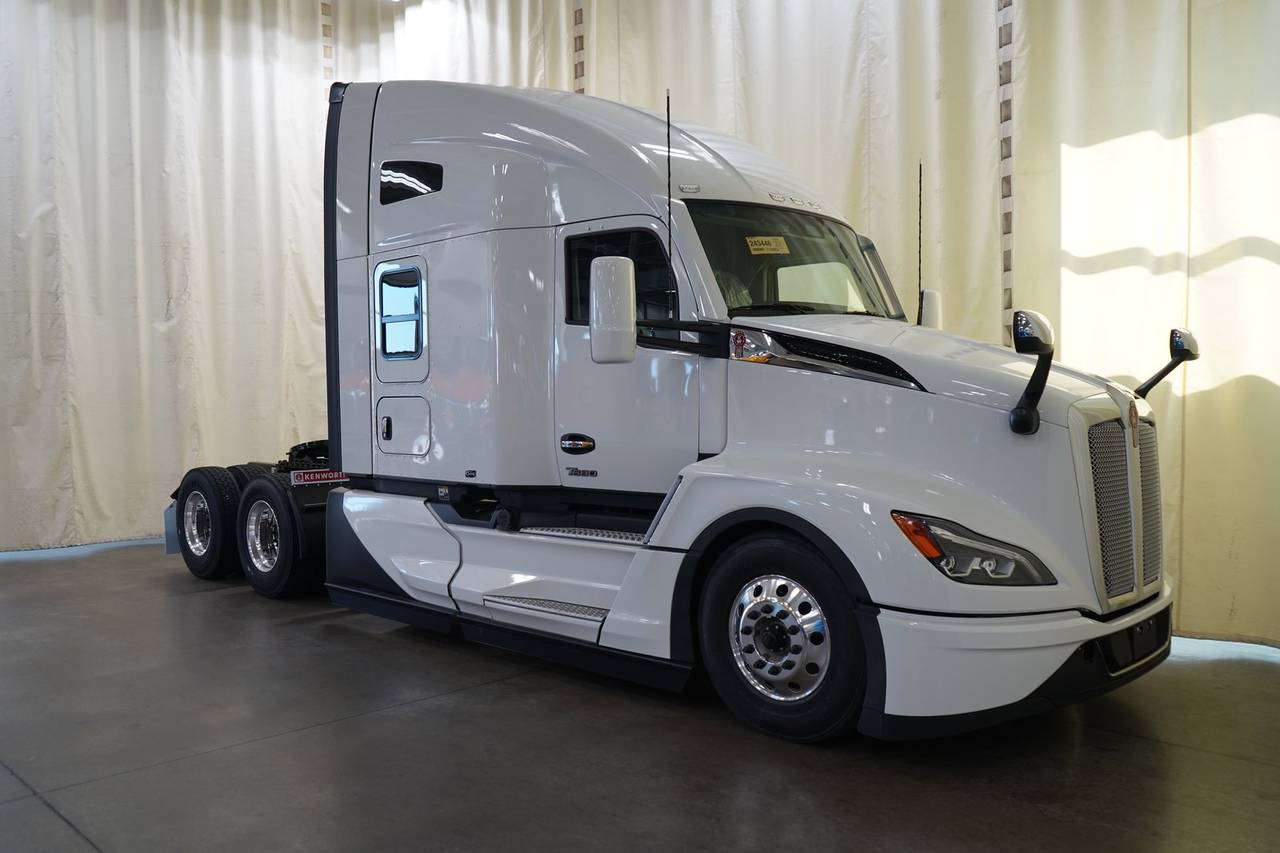 2027 Kenworth T680 76" Raised Roof Sleeper, exterior photo 1