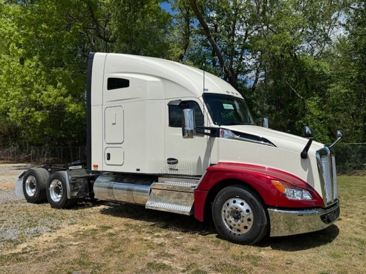 2027 Kenworth T680 76" Raised Roof Sleeper, exterior photo 1