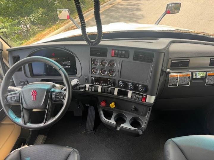 2027 Kenworth T680 76" Raised Roof Sleeper, interior photo 4