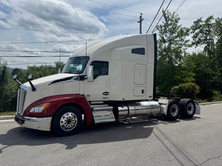 2027 Kenworth T680 76" Raised Roof Sleeper, exterior photo 2