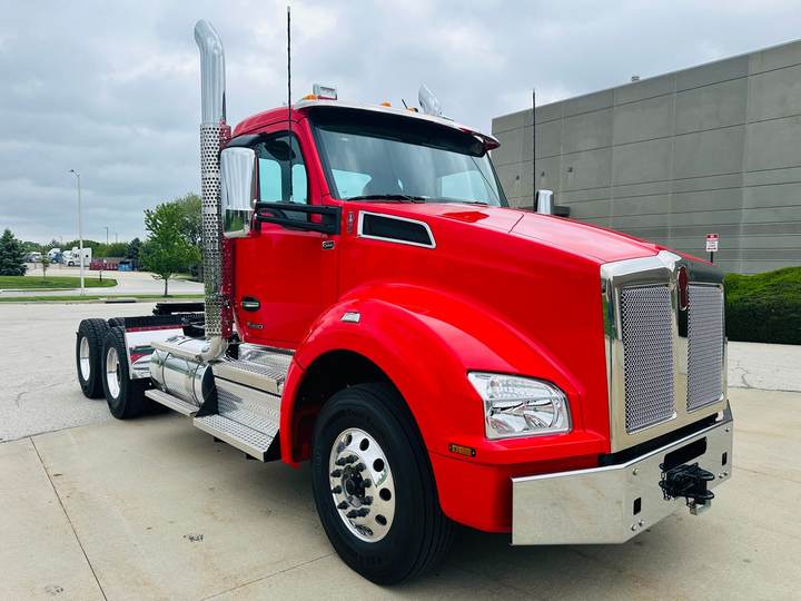 2027 Kenworth T880 Day Cab, exterior photo 1