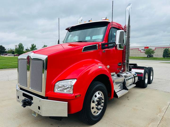 2027 Kenworth T880 Day Cab, exterior photo 2