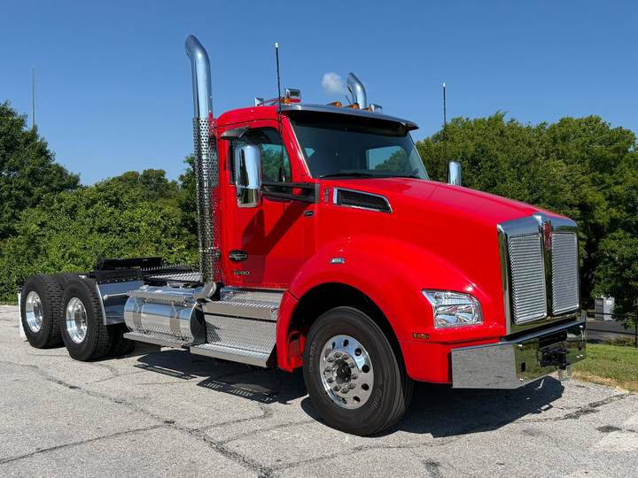 2027 Kenworth T880 Day Cab, exterior photo 1