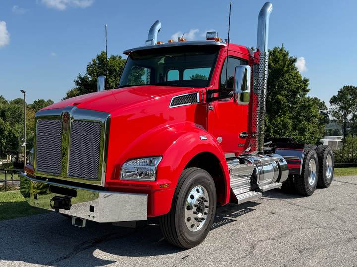 2027 Kenworth T880 Day Cab, exterior photo 2