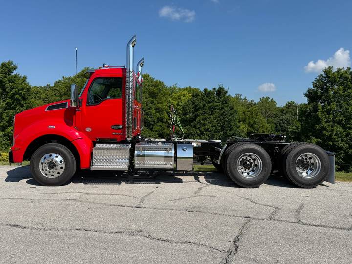 2027 Kenworth T880 Day Cab, exterior photo 3