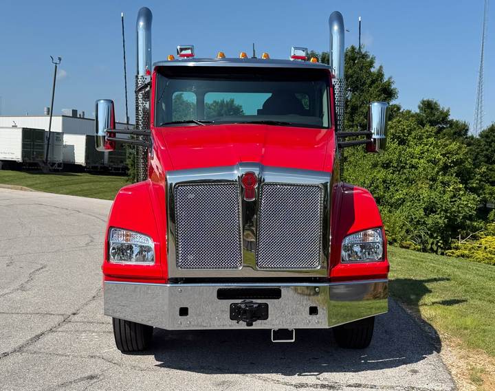 2027 Kenworth T880 Day Cab, exterior photo 4