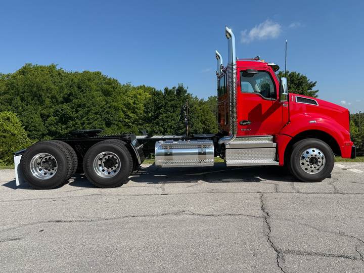 2027 Kenworth T880 Day Cab, exterior photo 5