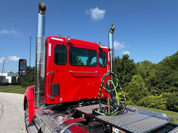 2027 Kenworth T880 Day Cab, exterior photo 6