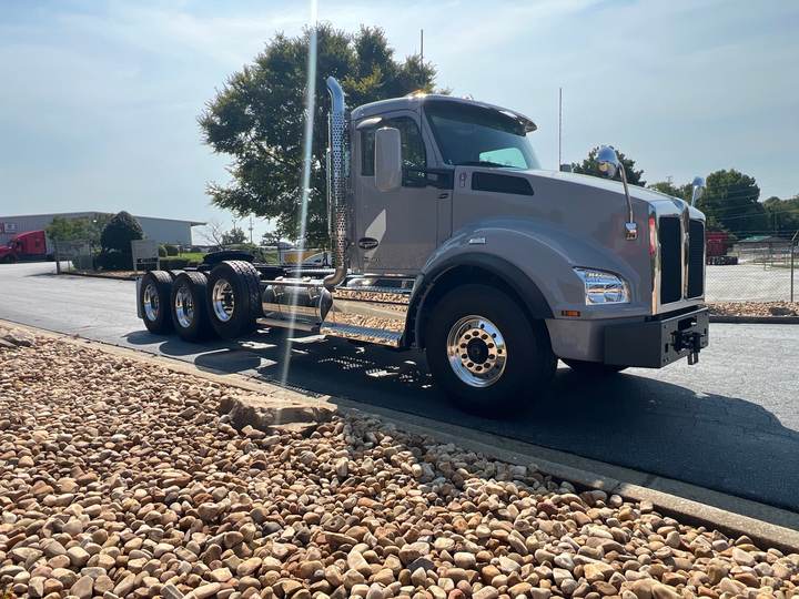 2027 Kenworth T880 Day Cab, exterior photo 1